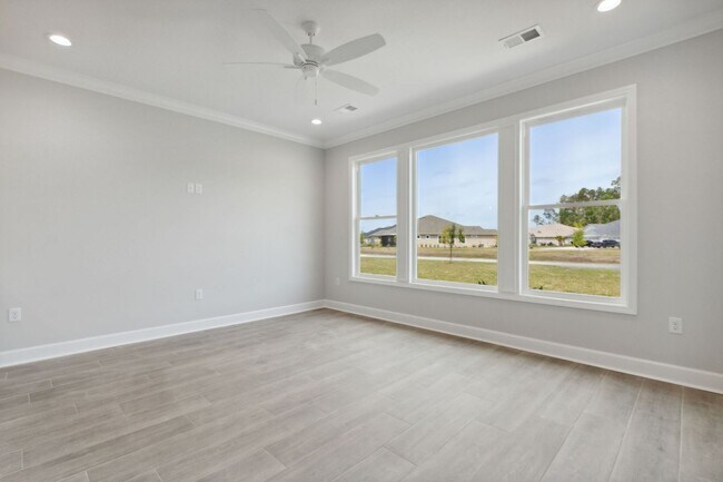 Building Photo - Resort Style living, minutes to town!