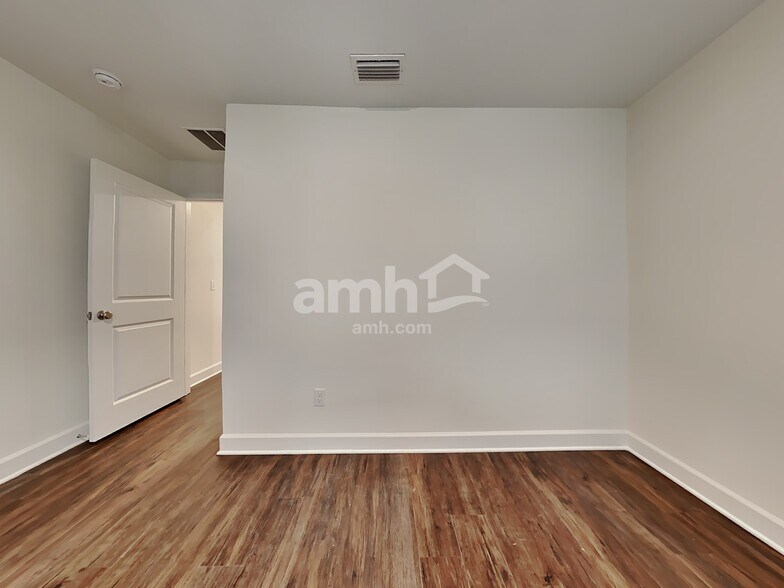 Building Photo - 1003 Tan Tara Trl