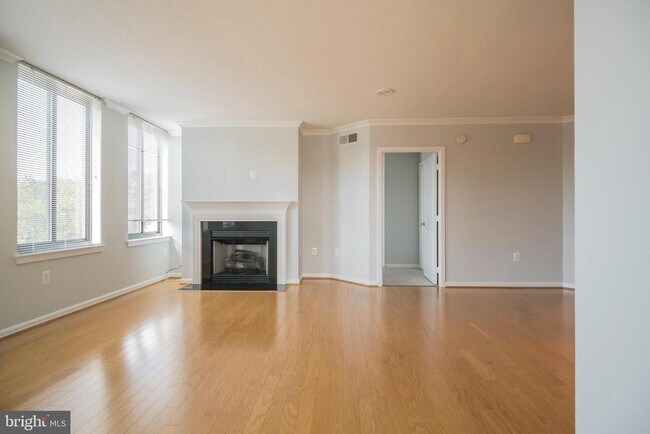 Building Photo - 2220 Fairfax Dr
