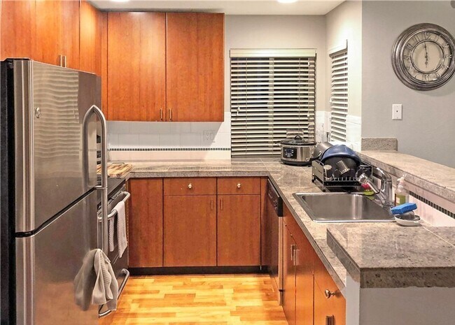 Building Photo - 3 Bedroom Mill Creek Condo!