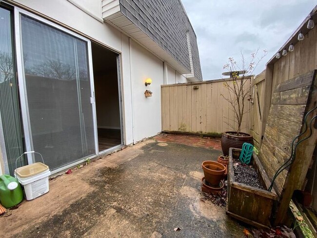 Building Photo - Large 2 Bed 2.5 Bath Apt in Green Hills - ...