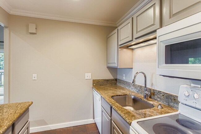 Building Photo - Nicely updated 1 bed 1 bath condo for rent in Sylvan Heights