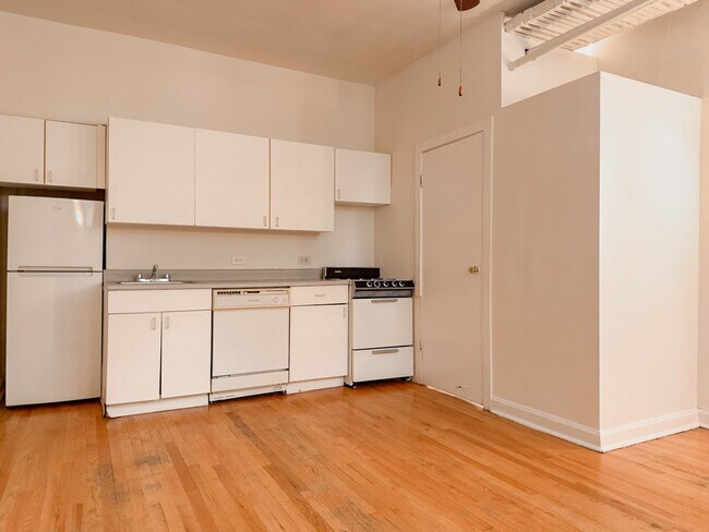 Building Photo - 821 W Waveland Ave