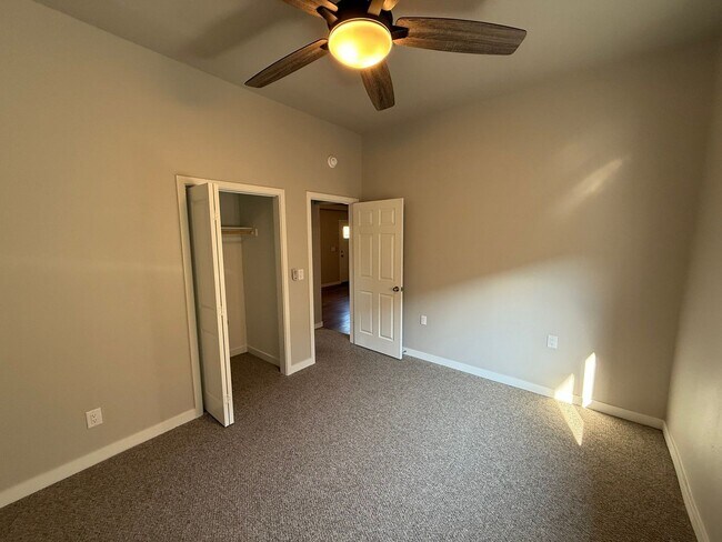 Building Photo - 1330-1334 SW 8th Ave Triplex/crema102-626