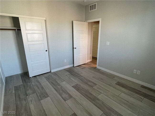 Building Photo - 600 Carriage Hill Dr