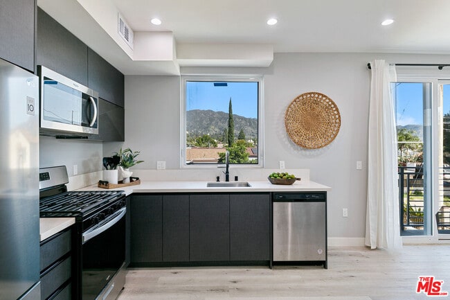 Building Photo - 15106 Roxford St