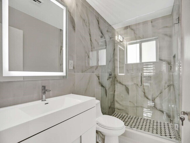 Building Photo - 491 SE 23rd Ave