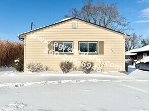 Building Photo - 3 Bedroom House