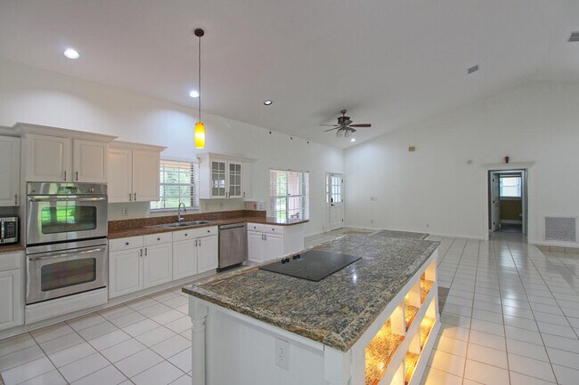 Building Photo - 10690 Barn Rd