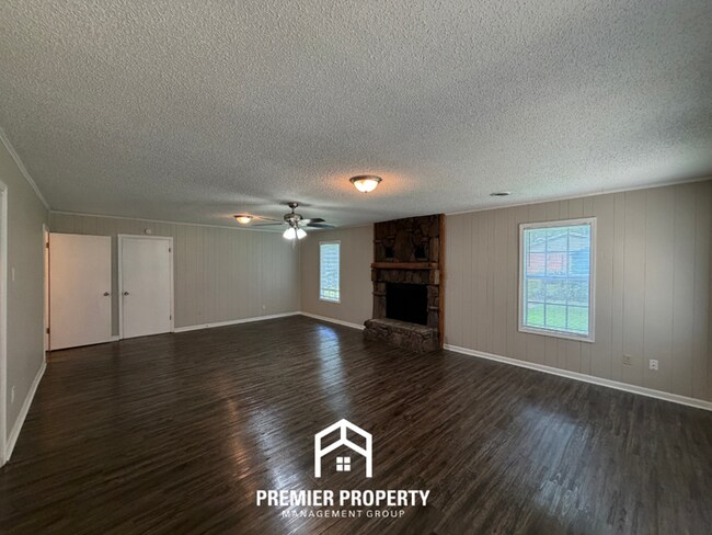 Building Photo - Charming 3BR/2BA East Memphis Home | 1,795 Sq Ft, Hardwood Floors & Fireplace