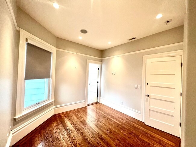 Building Photo - Welcome to North Beach! Premier 1 bed/ 2 B...