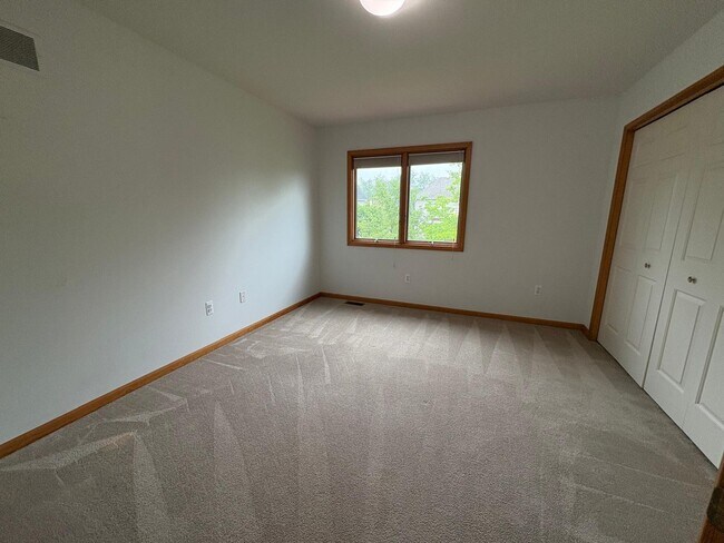Building Photo - 565 Ironwood Way