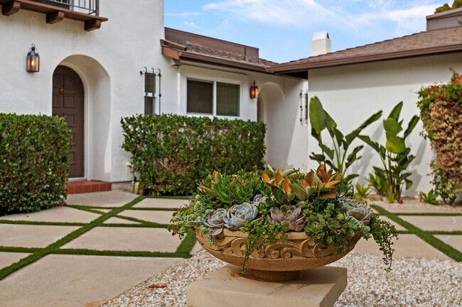 Building Photo - Welcome to this charming 2-bedroom, 1.5-ba...