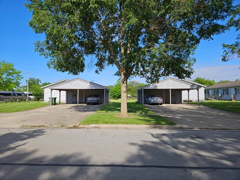Building Photo - 612 N Wagner Ave
