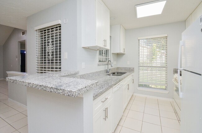 Building Photo - Charming Home for Rent in Southwest Houston !