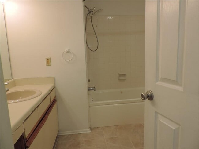 Building Photo - 68 Springhedge Ct St