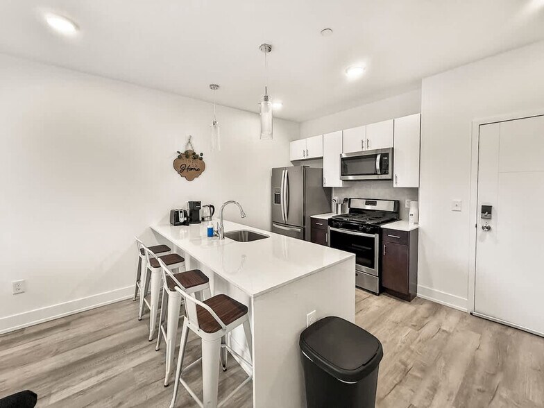 Building Photo - 1214 N American St