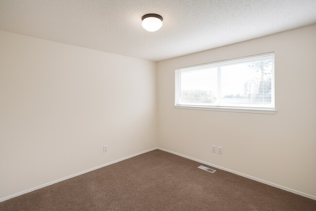 Building Photo - 2 bedroom 1 bath, pet-friendly, duplex uni...