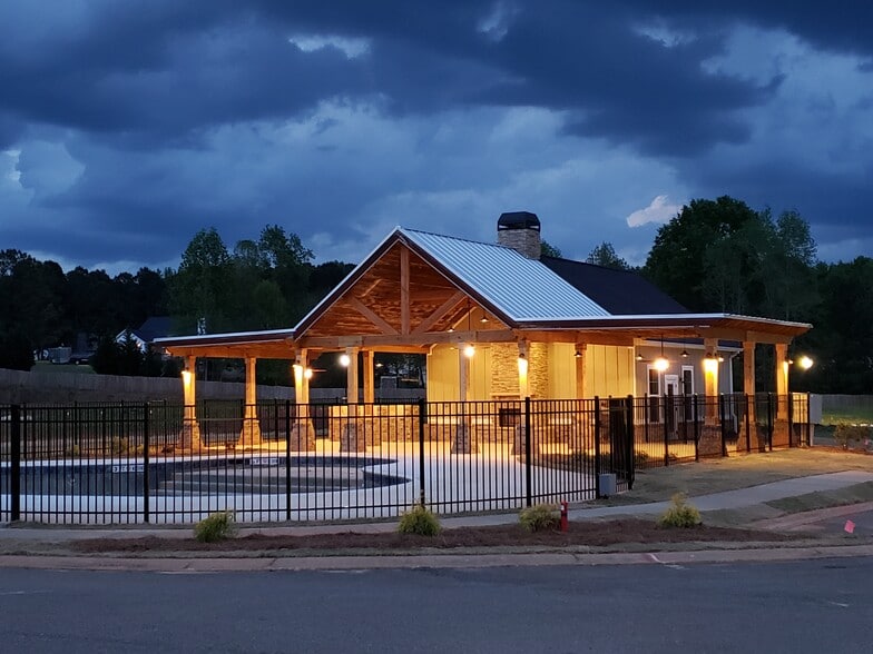 Woodland Springs Townhomes | Resort Style Pool & Pavilion - Woodland Springs Townhomes I Luxury Townhomes Located in Gray, GA