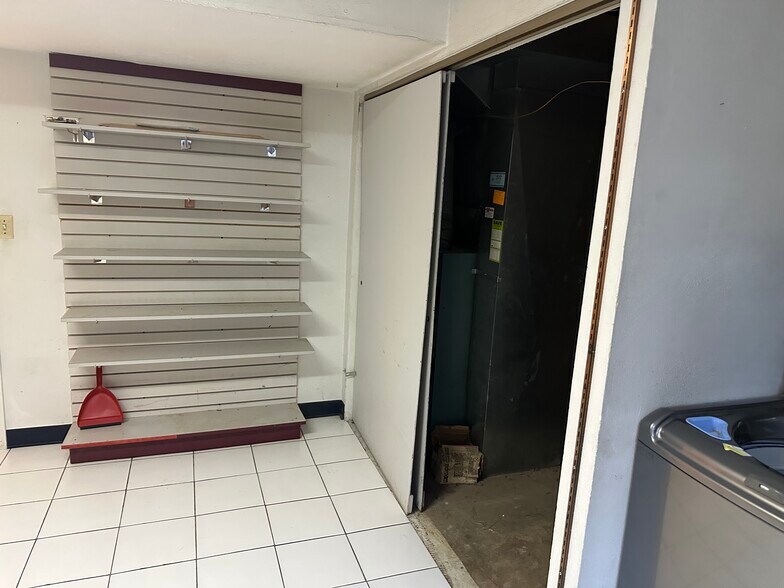 Large Laundry/ Storage Rm - 5777 Tuckerman Ln