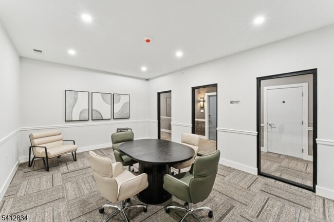 Building Photo - 140 W Webster Ave