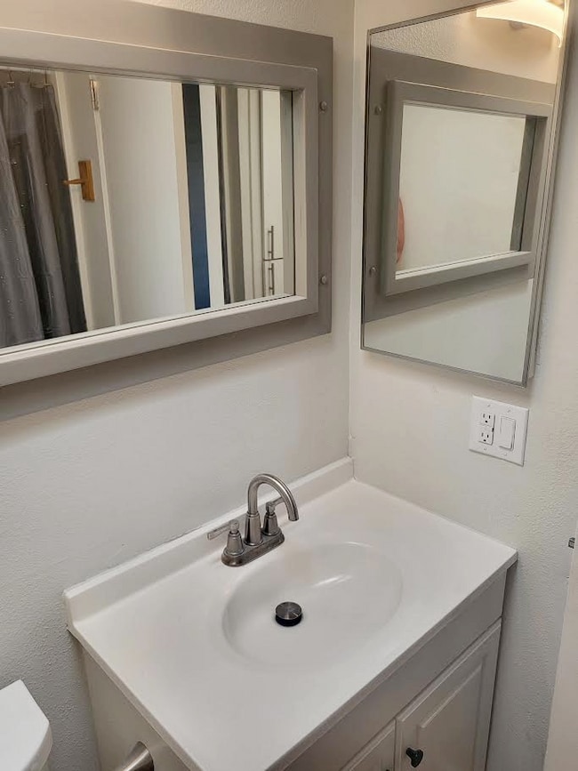 Building Photo - "Chic Palm Springs Retreat: 2BR/2BA"