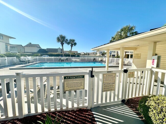 Building Photo - Nice 1 bedroom condo for rent in Miramar Beach w/ a community pool!