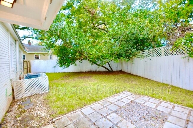 Building Photo - 2 Rosedale Dr