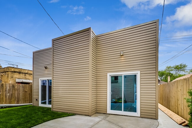 Building Photo - 5050 N Ridgeway Ave