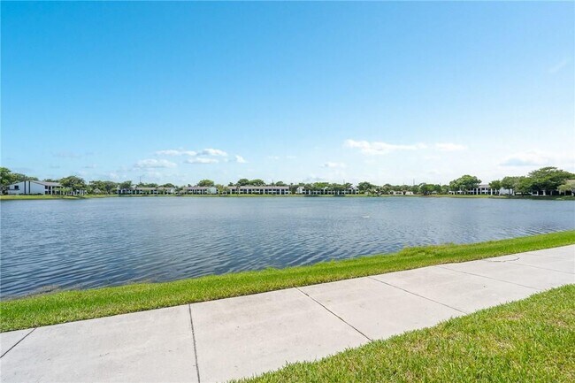 Building Photo - 211 Lake Pointe Dr