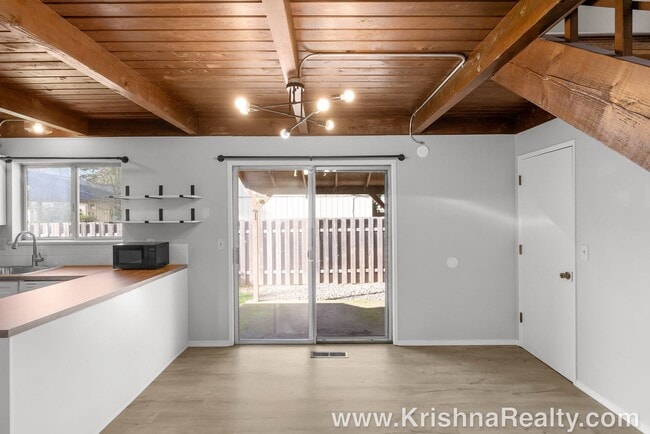 Building Photo - Charming 3 Bedroom | 2 Bathroom Duplex | Private Backyard | Near Washington Square Mall