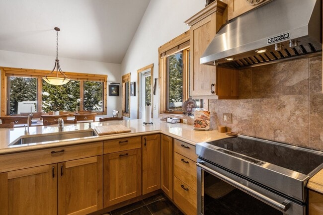 Building Photo - 4 Bed, 4 Bath Condo in The Big Sky Meadow with Garage!