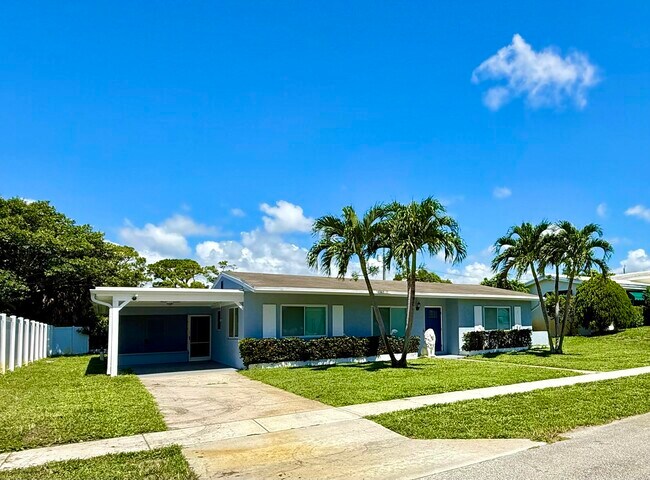 Building Photo - 1615 Crest Dr