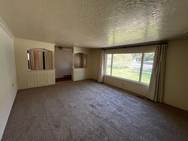 Building Photo - Beautiful 6 Bedroom/4 Bathroom in Centerville