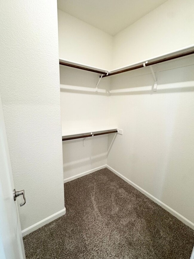 Building Photo - 3 Bed / 2.5 Bath Solar Home with Patio – Roseville – Available Now SEE VIDEO