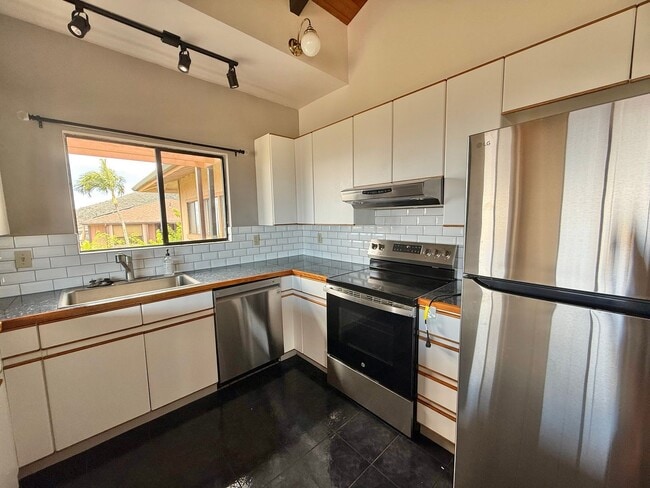 Building Photo - Pet friendly & Spacious - 3 Bedroom / 2 Ba...