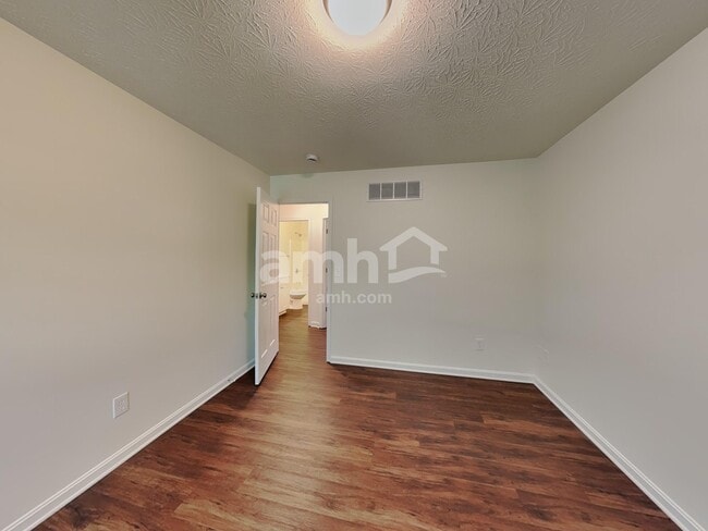 Building Photo - 1406 R J Ln