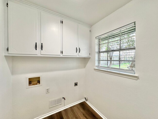 Building Photo - Available now! Newly Updated 3/2/2! Large ...