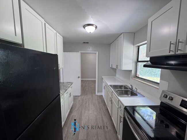 Building Photo - JUST REDUCED!!!  Beautiful 3/1 large 1417 ...