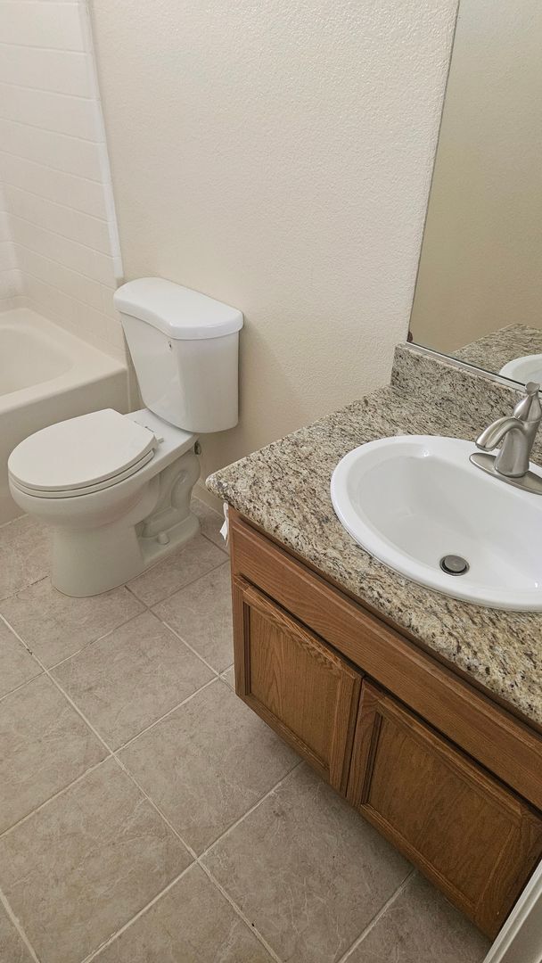 Building Photo - 4 Bedroom 2 bath Large home available Now!