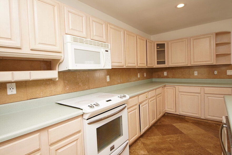 very spacious counter tops. Perfect for cooking - 23 Ruby Cir