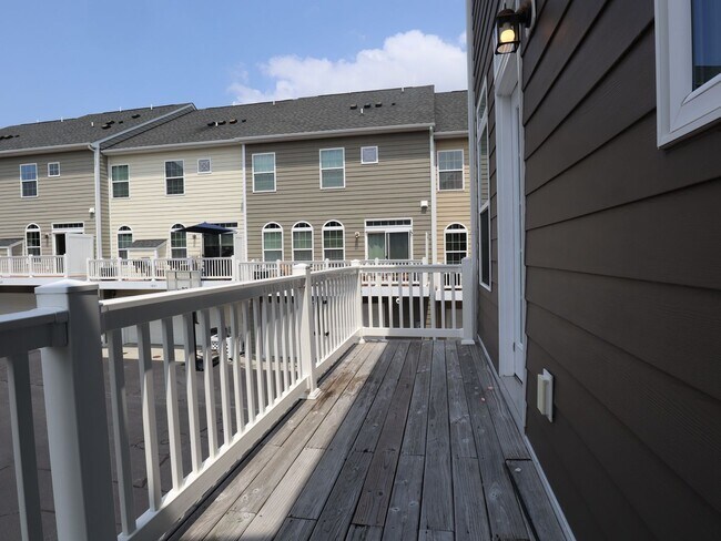 Building Photo - 4BR Corner Townhome in West Broad Village