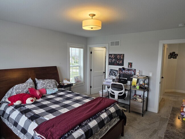 Building Photo - W239N3777 River Birch Ct