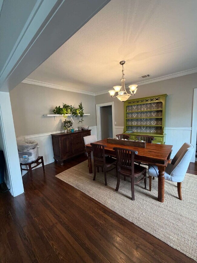 Building Photo - Daring 2 bedroom 1 bath in the heart of Ryan Place.