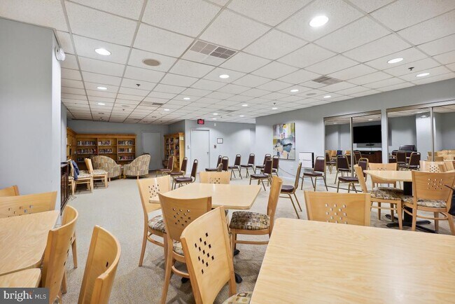 Building Photo - 15100 Interlachen Dr