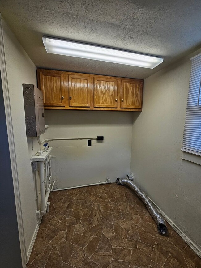 Building Photo - 2 BED | 1 BATH | ROBBINSDALE | SINGLE-LEVE...