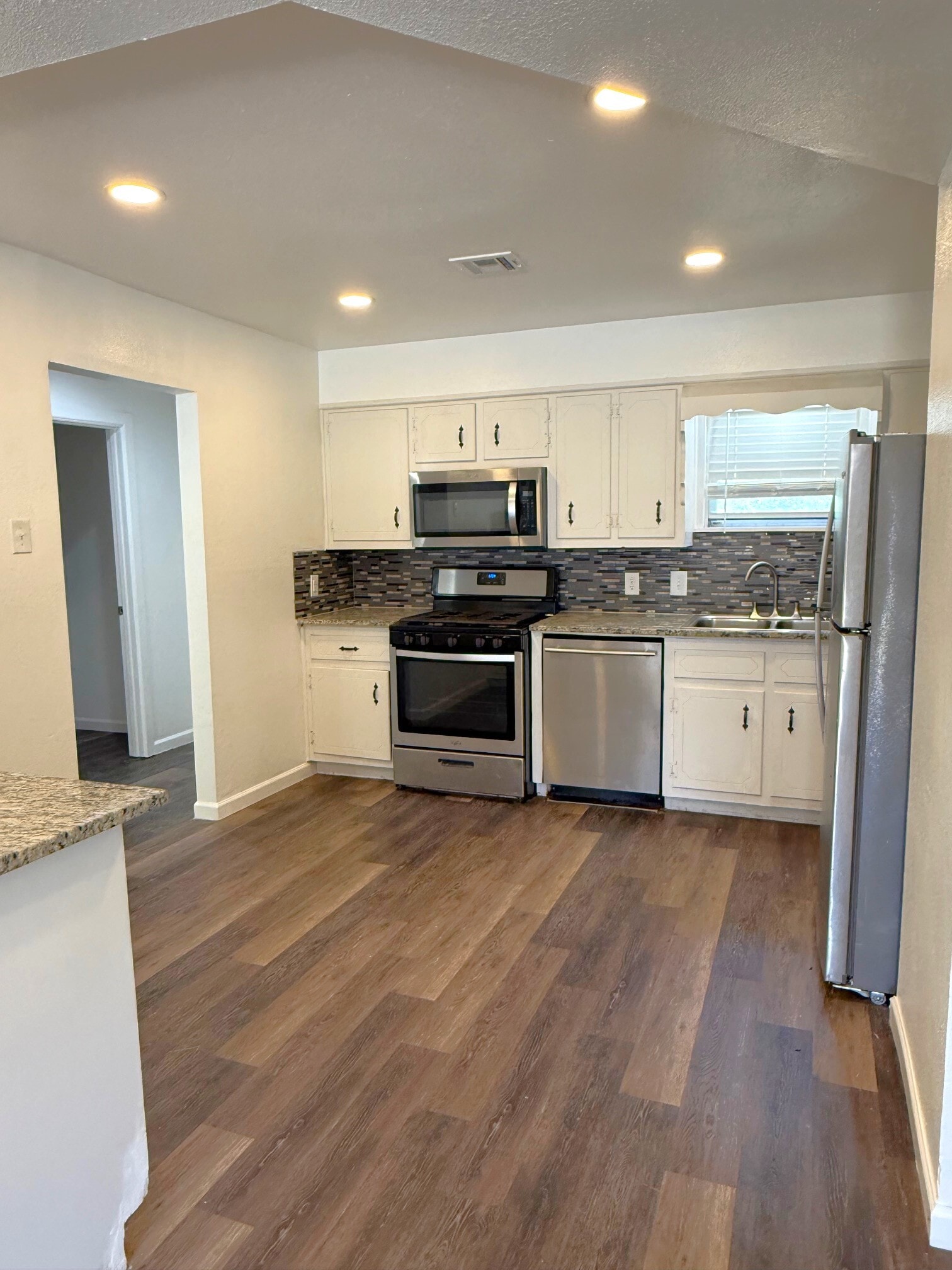 Building Photo - 828 Horseshoe Dr