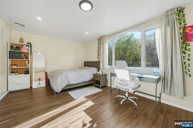 Building Photo - 405 Burnet Pl