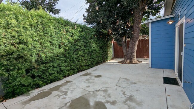 Building Photo - Private 1 Bed 1 Bath Back House with Yard ...