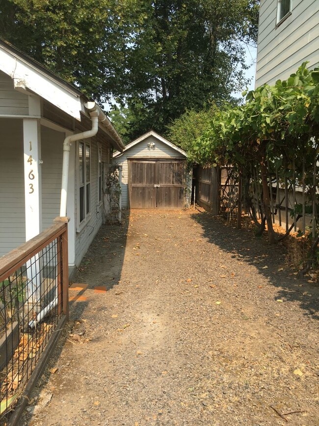 Building Photo - East Eugene Cottage ~ Campus ~ Fenced back/front yards ~ Off Street Parking